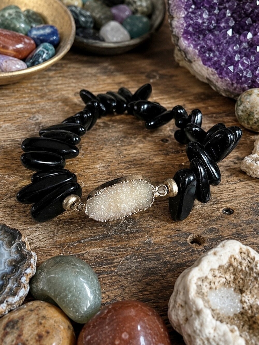 Plunder Black Smooth Tumbled Stone Cream Druzy Gold Tone Stretch Bracelet EUC